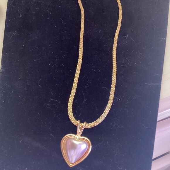 NWT. Goldtone Shiny Mesh Necklace with Faux Pearl Heart Pendant - Picture 5 of 6